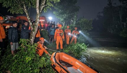 Tim SAR Padang mencari balita dua tahun yang hilang di Padang Pariaman. Korban diduga hanyut di sungai dekat rumahnya.