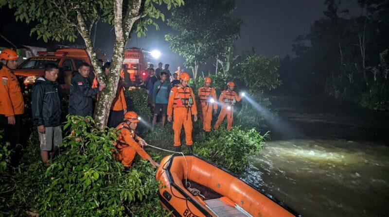 Ilustrasi Tim SAR gabungan menyisir aliran sungai dengan perahu karet untuk mencari balita hilang di Padang Pariaman.(poto: AI).