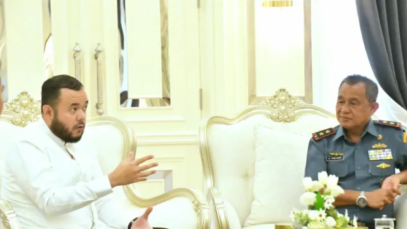 Wali Kota Padang Fadly Amran menerima kunjungan kehormatan pamitan Komandan Kodaeral II Padang Laksamana Muda TNI Sarimpunan Tanjung di Rumah Dinas Wali Kota, Selasa (13/10/2026).(poto: padangkita.com).