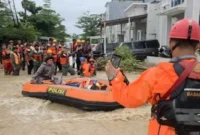 Tim SAR melakukan proses evakuasi korban banjir di Kota Padang, Sumatera Barat, setelah hujan deras mengguyur wilayah tersebut.(poto: fajarsumbar.com).