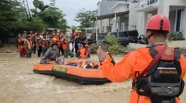 Tim SAR melakukan proses evakuasi korban banjir di Kota Padang, Sumatera Barat, setelah hujan deras mengguyur wilayah tersebut.(poto: fajarsumbar.com).