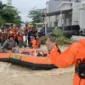 Tim SAR melakukan proses evakuasi korban banjir di Kota Padang, Sumatera Barat, setelah hujan deras mengguyur wilayah tersebut.(poto: fajarsumbar.com).