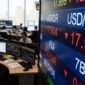 Ilustrasi: Kondisi pasar uang saat rupiah melemah ke Rp17.939 per dolar AS akibat sentimen eksternal dan geopolitik.(poto: AI).