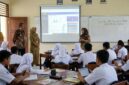 Ilustrasi Uji coba implementasi platform LMS Ruang Kelas Digital di hadapan siswa dan guru SMPN 17 Kota Padang.(poto: AI).