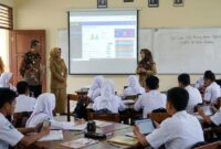 Ilustrasi Uji coba implementasi platform LMS Ruang Kelas Digital di hadapan siswa dan guru SMPN 17 Kota Padang.(poto: AI).