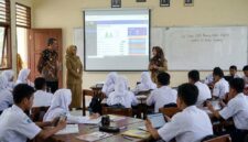 Ilustrasi Uji coba implementasi platform LMS Ruang Kelas Digital di hadapan siswa dan guru SMPN 17 Kota Padang.(poto: AI).