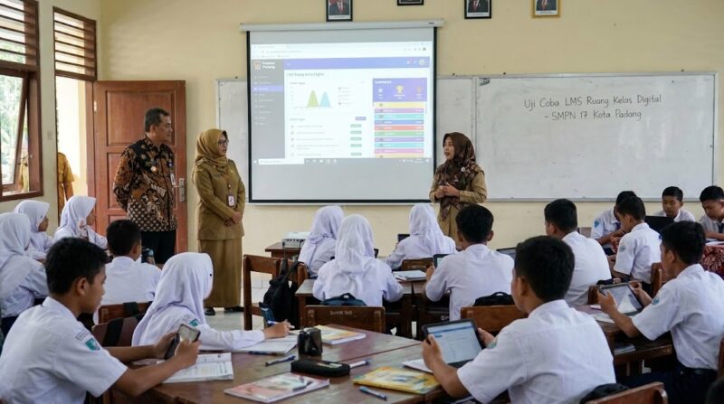 Ilustrasi Uji coba implementasi platform LMS Ruang Kelas Digital di hadapan siswa dan guru SMPN 17 Kota Padang.(poto: AI).