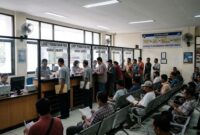 Ilustarsi suasana di kantor Samsat Jakarta saat warga sedang mengantre untuk membayar pajak kendaraan.(poto: AI).