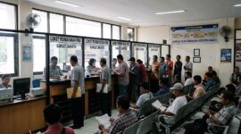 Ilustarsi suasana di kantor Samsat Jakarta saat warga sedang mengantre untuk membayar pajak kendaraan.(poto: AI).