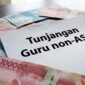 Ilustrasi pencairan dana tunjangan guru non-ASN dengan tumpukan uang Rupiah dan dokumen resmi di meja kerja.(Poto: AI).
