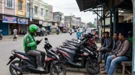 Ilustrasi: Pengemudi ojek online dan ojek pangkalan beraktivitas berdampingan di tepi jalan Kota Sungai Penuh, Jambi.(poto: AI).