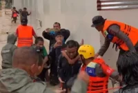 tim gabungan evakuasi warga terdampak banjir.(poto: fajarsumbar.com).