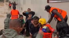 tim gabungan evakuasi warga terdampak banjir.(poto: fajarsumbar.com).