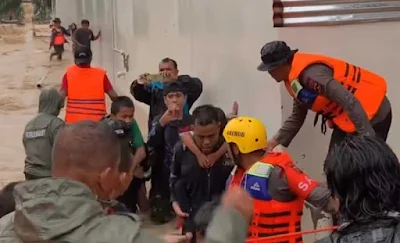 tim gabungan evakuasi warga terdampak banjir.(poto: fajarsumbar.com).