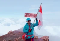 Pendaki mengibarkan Bendera Merah Putih Di Puncak Gunung Kerinci.(poto: istimewa).