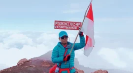Pendaki mengibarkan Bendera Merah Putih Di Puncak Gunung Kerinci.(poto: istimewa).