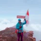 Pendaki mengibarkan Bendera Merah Putih Di Puncak Gunung Kerinci.(poto: istimewa).