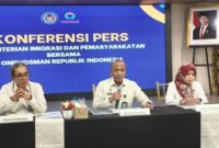 Konferensi pers Kementerian Imipas terkait Lapas Cibinong

Baca artikel detiknews, "Imipas Pecat Kalapas Cibinong Wisnu Hani dari ASN Buntut Kasus Klaster Mewah".(poto: detikcom).