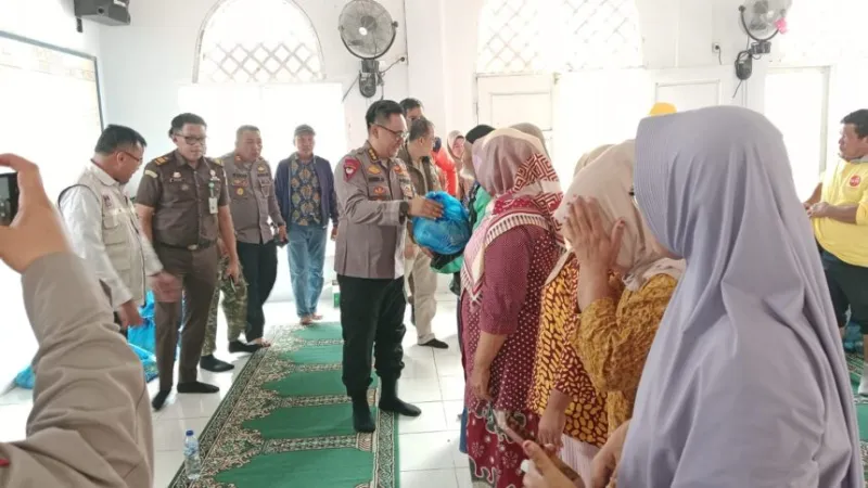 Penyaluran bantuan pangan ini berlangsung di Balai Kota Padang, Aie Pacah, Kamis (15/10/2026).(poto: padangkita.com).
