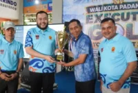 Wali Kota Padang, Fadly Amran, resmi menutup gelaran prestisius Wali Kota Padang Cup di Lapangan Wirabraja Golf Club, Ulu Gadut, Minggu (18/10/2026).(poto: padangkita.com).
