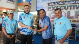 Wali Kota Padang, Fadly Amran, resmi menutup gelaran prestisius Wali Kota Padang Cup di Lapangan Wirabraja Golf Club, Ulu Gadut, Minggu (18/10/2026).(poto: padangkita.com).